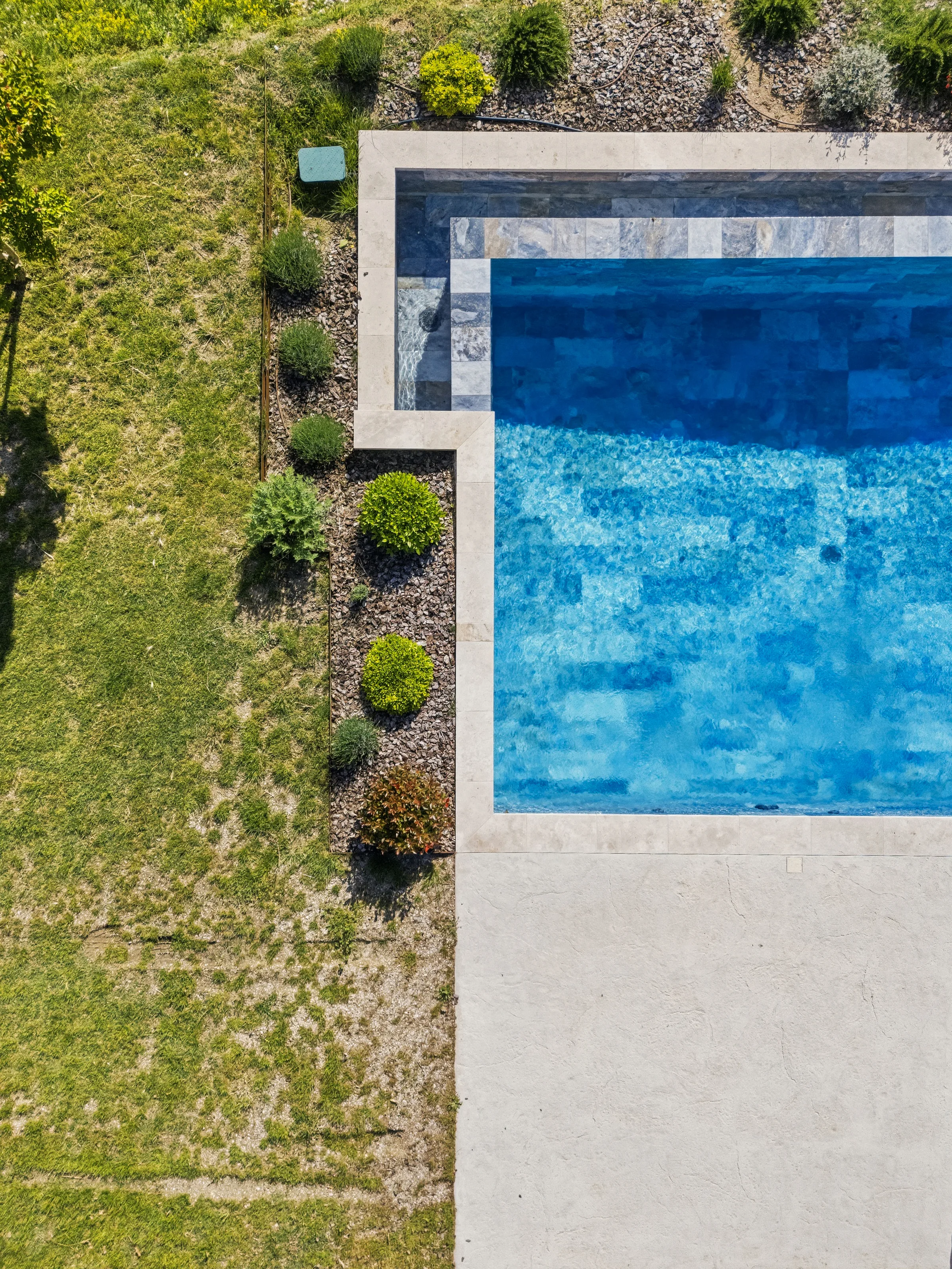 Gordes — Abords de la piscine